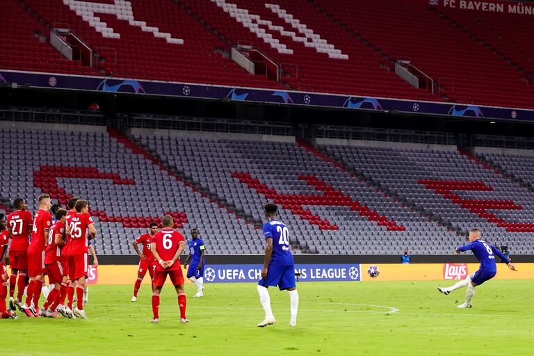 Escena del partido Chelsea-Bayern en el Alianz Arena vacío.