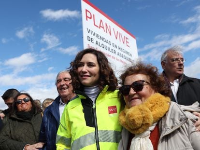 La presidenta de Madrid, Isabel Díaz Ayuso, posa con una mujer durante su visita a las obras de una de las promociones del Plan Vive del Gobierno regional, en San Sebastián de los Reyes, el pasado 9 de marzo.