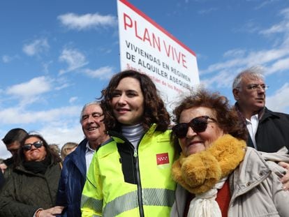 La presidenta de la Comunidad de Madrid, Isabel Díaz Ayuso (i), posa con una mujer durante su visita a las obras del Plan Vive en San Sebastián de los Reyes, el 9 de marzo de 2023.