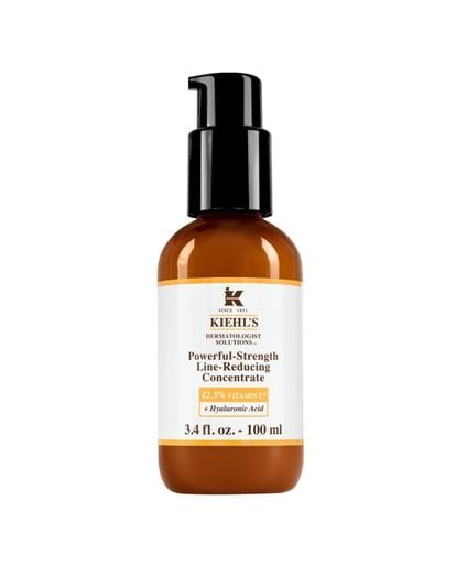 Kiehl’s cuenta con este serum antiedad a base de vitamina C y ácido hialurónico para potenciar la luminosidad de la piel y reducir las líneas de expresión, las arrugas y los poros.