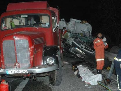 Estado en el que quedaron dos vehículos que colisionaron ayer en la A-92 en Loja (Granada) y en la que murió un hombre de 21 años.
