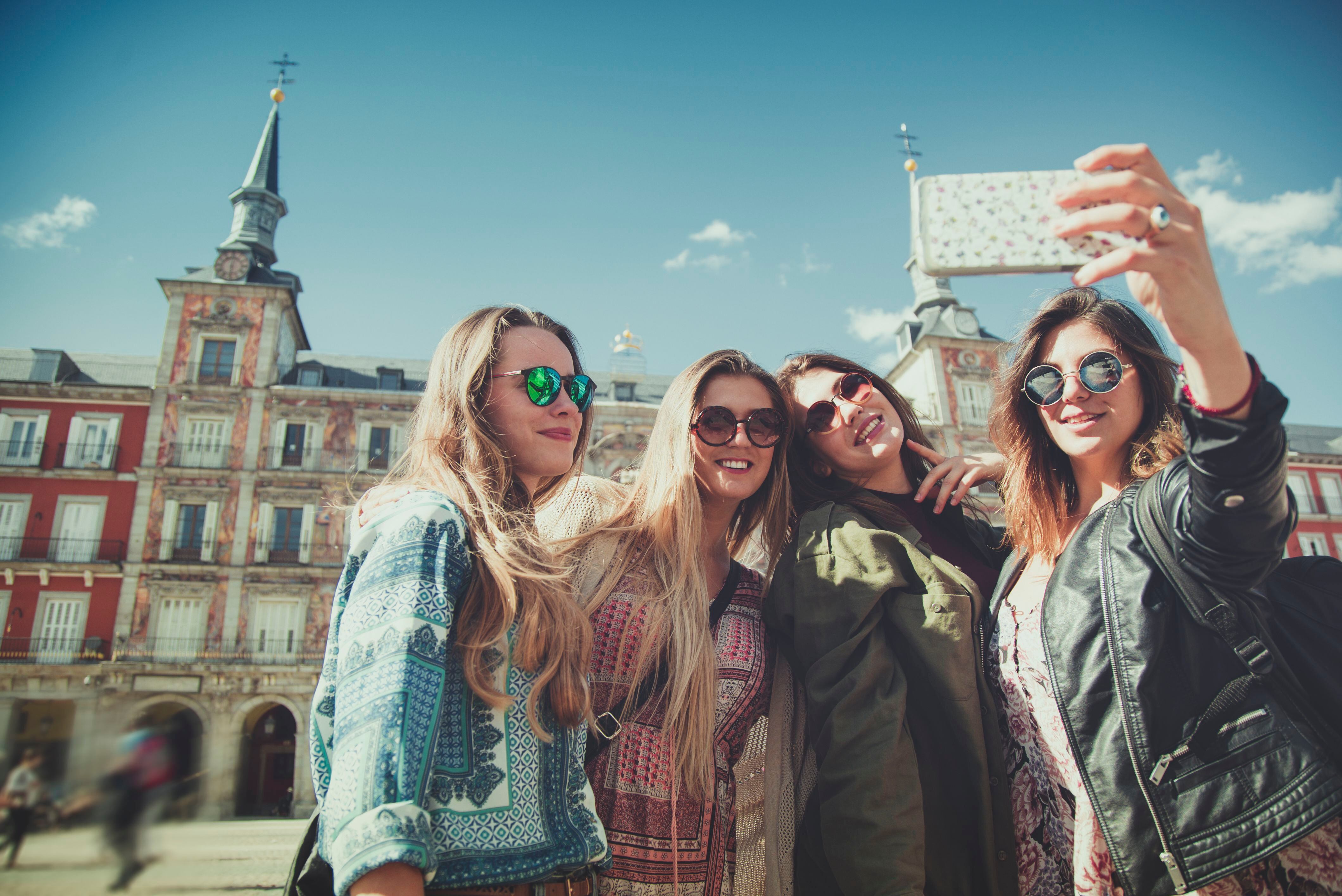 Los ‘influencers’ a los que paga Ayuso para hablar de Madrid: blogueros italianos, instagramers americanos o referentes ingleses