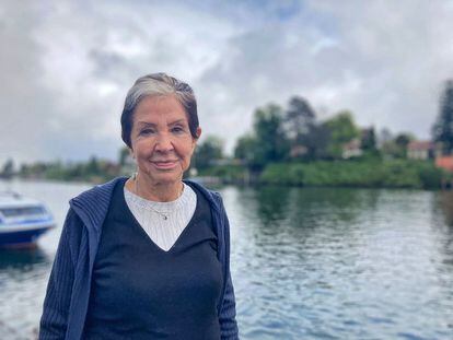 La directora y guionista Rosa Martha Fernández frente al río Callecalle en Valdivia.