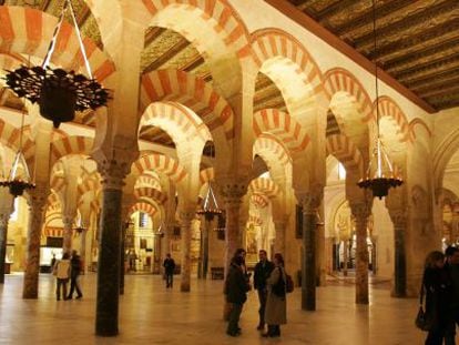 Interior de la Mezquita-Catedral de C&oacute;rdoba, en una visita nocturna.