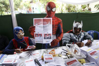 Trabajadores de la mesa electoral disfrazados de superhéroes en un colegio electoral en Surabaya.