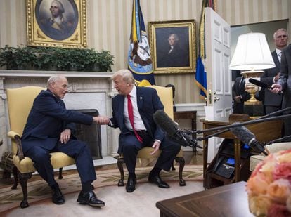 El ex jefe de gabinete John Kelly y el presidente de EE UU, Donald Trump, en la Casa Blanca.