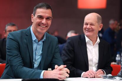 The Spanish president, Pedro Sánchez, sitting next to the German chancellor, Olaf Scholz, this Saturday during the congress of the German Social Democratic Party (SPD).