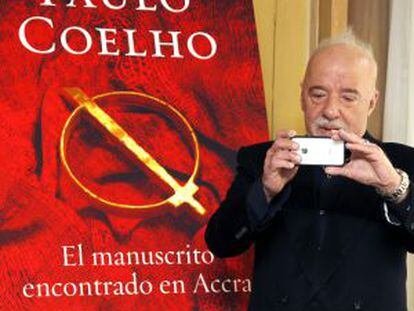 El escritor Paulo Coelho, en la presentación de su nuevo libro, 'El manuscrito encontrado en Accra', hoy en Madrid.