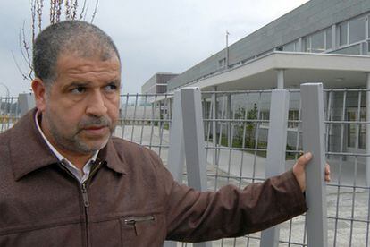 Redouane Hakim, el padre de la niña musulmana de Arteixo sancionada en el colegio por llevar velo, delante del centro escolar.