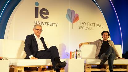 Encuentro entre el empresario Pablo Isla y el creador Rodrigo Cortés en el Hay Festival Segovia.
