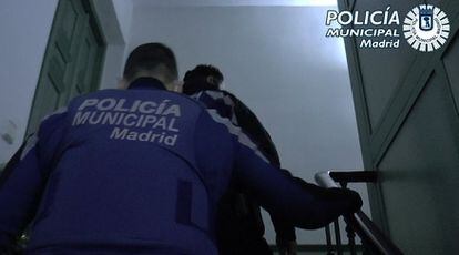 Policía Municipal de Madrid desalojó anoche tres fiestas ilegales en locales y puso más de 100 denuncias.