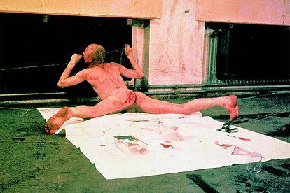 &#39;Prueba de resistencia&#39; (1970), imagen de una acción de Günter Brus. Foto de Klaus Eschen.