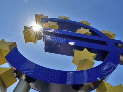 La escultura del euro a las puertas de la sede del Banco Central Europeo.