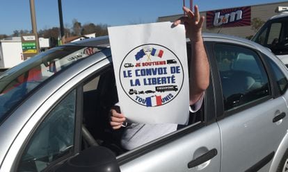 Un hombre sostenía el miércoles un cartel del "convoy de la libertad" desde su coche antes de partir de Bayona hacia París.
