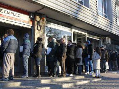 Una larga cola delante de una Oficina de Empleo en Madrid.