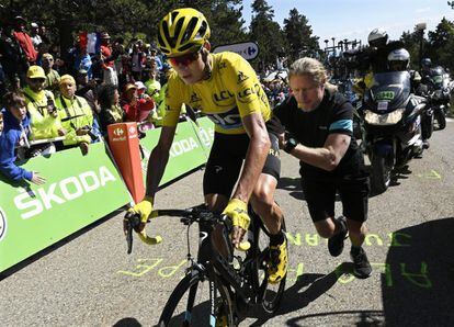El ciclista británico Christopher Froome, del Sky, recibe una nueva bicicleta de su equipo tras empotrarse con una motocicleta de la organización en la ascensión al Mont Ventoux durante la 12ª etapa del Tour de Francia, una carrera de 178km desde la ciudad de Montpellier hasta Mont Ventoux, en Francia.