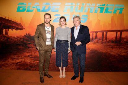 Ryan Gosling, Ana de Armas y Harrison Ford en el estreno de 'Blade Runner 2049' en París en 2017.