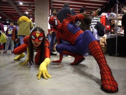 Dos visitantes como Spiderman y Spiderwoman en una edición anterior de Expocómic.