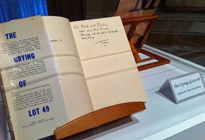 Dedicatoria de Thomas Pynchon al matrimonio Gebauer en una copia de 'La subasta del lote 49'.