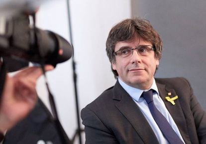 El expresidente de la Generalitat Carles Puigdemont posa para los fotógrafos tras un encuentro con periodistas extranjeros acreditados en Alemania, en la capital alemana el jueves. 