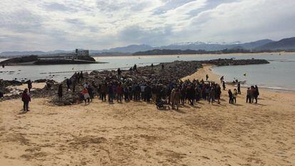 Una de las protestas contra los espigones de playa de la Magdalena, en Santander.