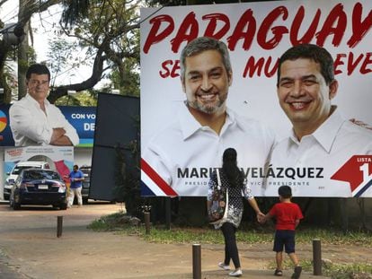 Carteles de propaganda del partido Colorado y la Alianza Ganar en Asunción.