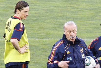 Fernando Torres, junto a Vicente del Bosque, en un entrenamiento de la selección.