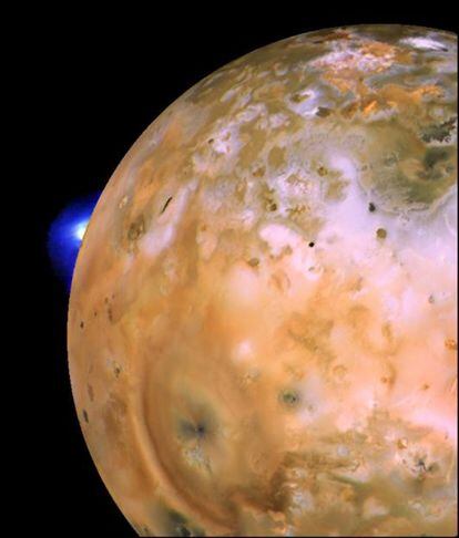 Io, con la pluma de un volcán, que se aprecia en azulada en el limbo, a la izquierda, fue fotografiado por la nave <i>Voyager-1</i> en 1979.