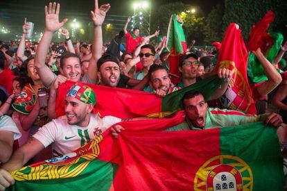 Seguidores portugueses en la zona de fans de la Torre Eiffel Ten París, tras ganar la Eurocopa