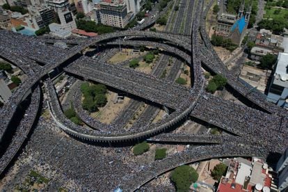 Fanáticos se reunieron en la autopista 25 de mayo en su intersección con la Avenida 9 de Julio en de Buenos Aires.