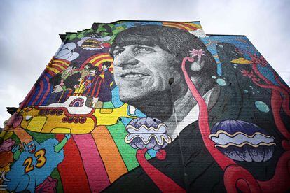 Retrato de Ringo Starr en un mural pintado en la fachada del 'pub' The Empress, en Liverpool, por el artista John Culshaw.