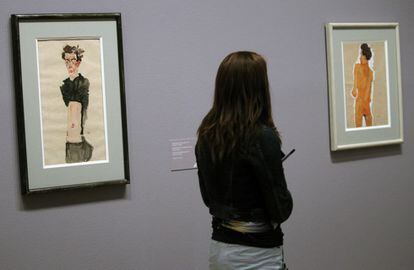 Una visitante del museo Guggenheim de Bilbao durante la presentación de Egon Schiele.