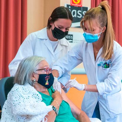 Emilia Nájera, la primera aragonesa que recibió la vacuna contra la Covid-19, recibiendo la tercera dosis.