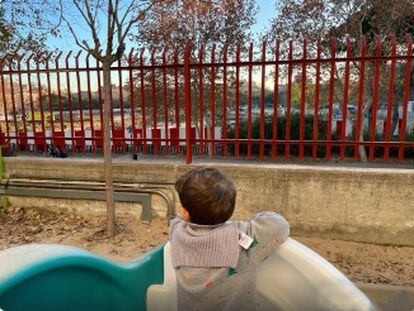 Un niño observa desde el colegio Perú las obras del metro en el parque de Comillas