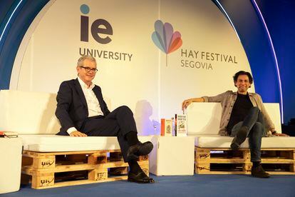 Encuentro entre el empresario Pablo Isla y el creador Rodrigo Cortés en el Hay Festival Segovia.