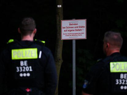 Dos agentes de policía en la zona de Zehlendorf, al suroeste de Berlín, durante la búsqueda de la supuesta leona.