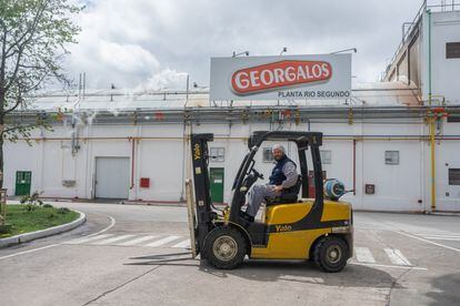 Alejandro Cáseres, delegado sindical y trabajador de la fábrica Georgalos, posa en su autoelevador en la localidad de Río Segundo, Córdoba, Argentina. Miércoles 6 de Diciembre de 2023.