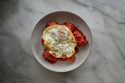 Como también lo son dos clásicos, como el pollo en pepitoria y las albóndigas en salsa de cocido y patatitas (17 euros).