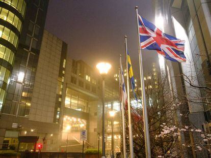 La bandera británica ondea ante la sede del Parlamento en Bruselas.