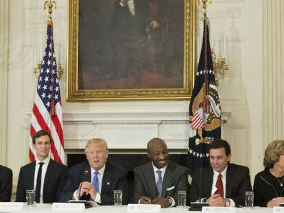 Donald J. Trump durante una reuni&oacute;n con los directores generales de compa&ntilde;&iacute;as manufactureras.