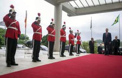 Los datos fueron anticipados el miércoles al Príncipe de Asturias, Felipe de Borbón (d) en un desayuno de trabajo con la junta directiva de la Cámara que el heredero de la corona española tuvo durante su visita de un día a Sao Paulo. EFE/Archivo