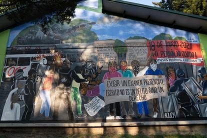 Vista del mural en Tuxtla Gutiérrez (Chiapas) que hace referencia al día el 18 de mayo del 2021, cuando 95 estudiantes fueron detenidos durante una protesta.
