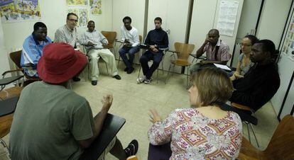 Una de las reuniones informativas a inmigrantes en el Saier. 