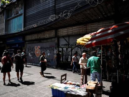 Un edificio comercial incendidado durante las protestas se protege de eventuales saqueos con alambres de púas, en el centro de Santiago de Chile.