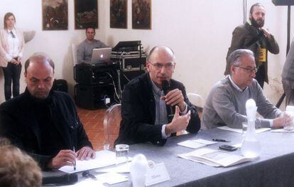 El primer ministro Enrico Letta, en el centro, y su vice, Angelino Alfano (izquierda), en la abadía de Spineto.