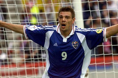 Savo Milosevic, de la selección de Yugoslavia, celebra su gol contra España durante el partido de Eurocopa 2000.