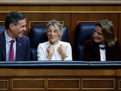 Díaz, entre Sánchez y Ribera, este martes en el Congreso.
