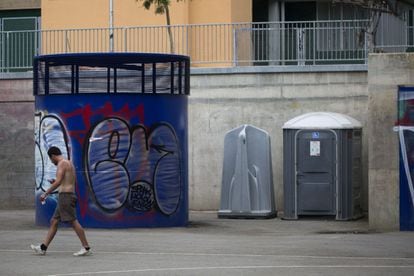 Els urinaris que l'Ajuntament ha instal·lat a Ciutat Vella per evitar que la gent orini al carrer.