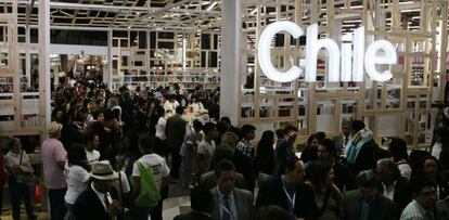 Asistentes a la FIL llenan el espacio dedicado por la feria a Chile, país invitado este año en Guadalajara.