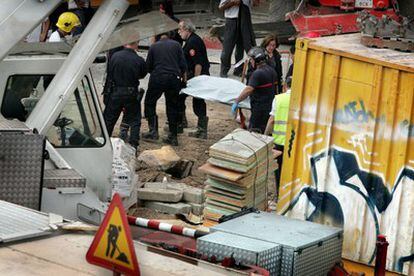 Los bomberos rescatan el cuerpo de un trabajador fallecido en una obra del Poblenou.